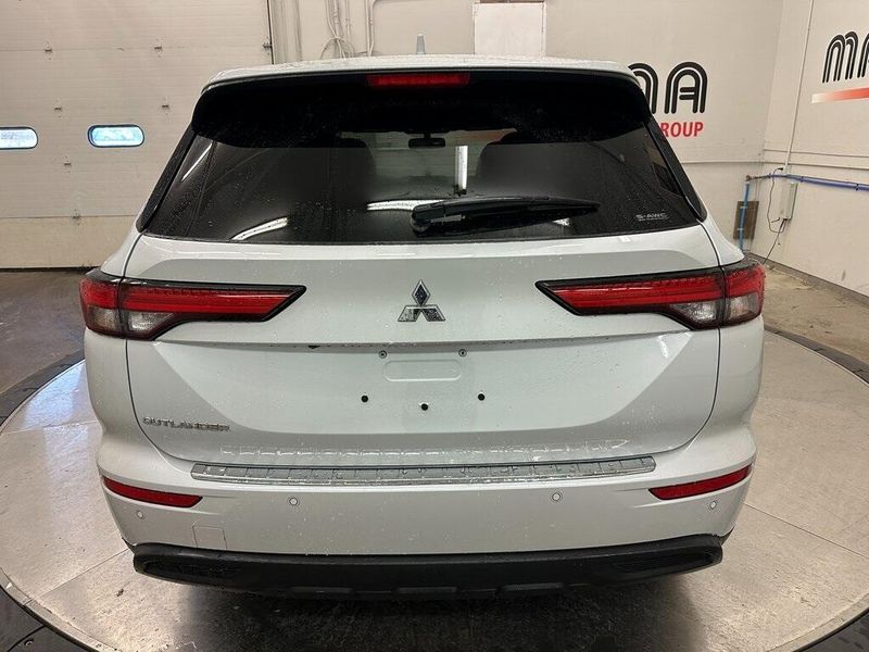 2022 Mitsubishi Outlander ESImage 13