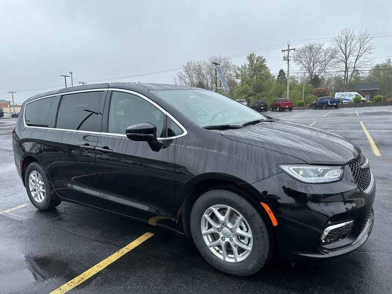 2025 Chrysler Pacifica SelectImage 1