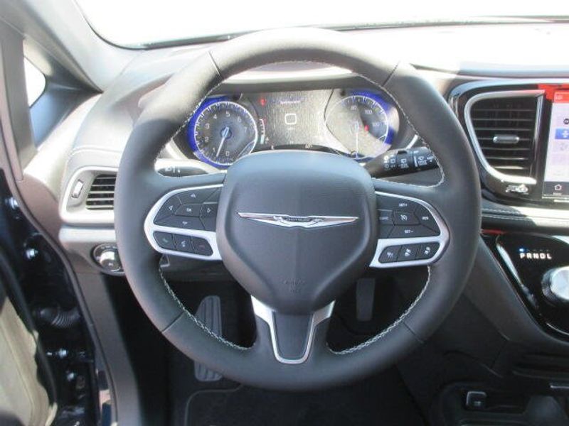 New 2025 Chrysler Pacifica SelectImage 18