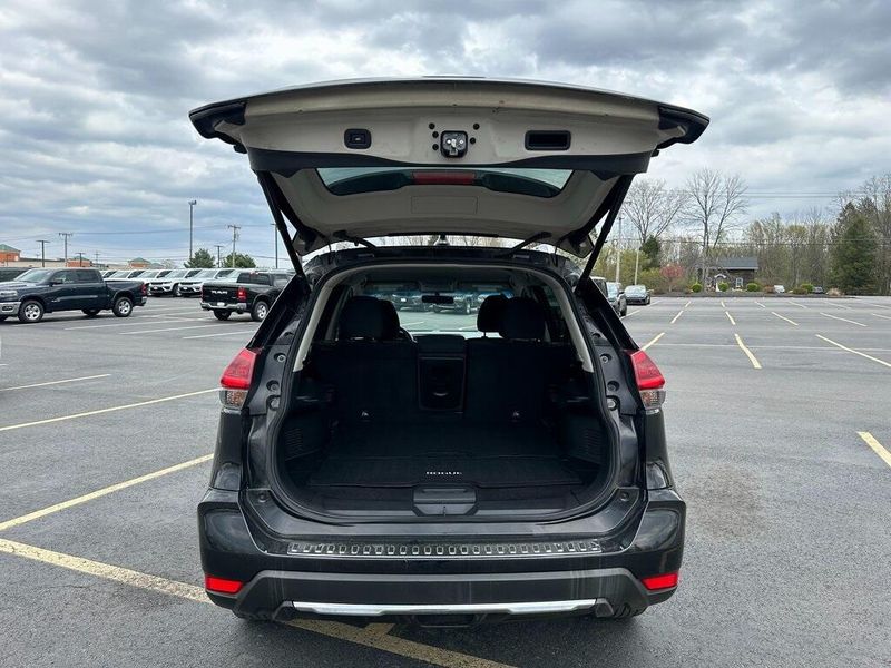 2018 Nissan Rogue SVImage 16