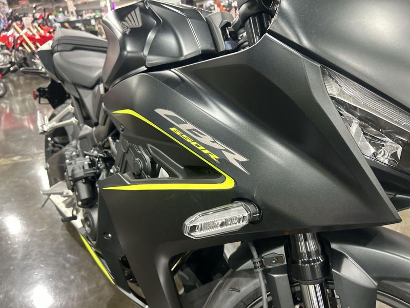 New 2026 Honda CBR650R E-CLUTCH Image 23