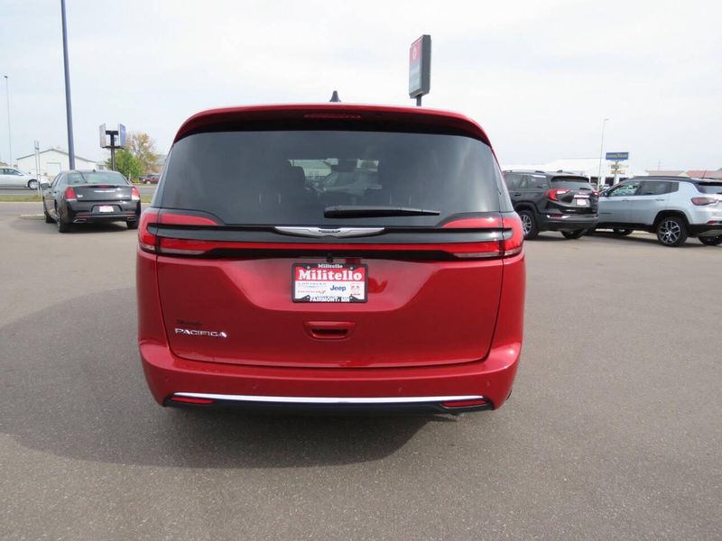New 2026 Chrysler Pacifica SelectImage 5