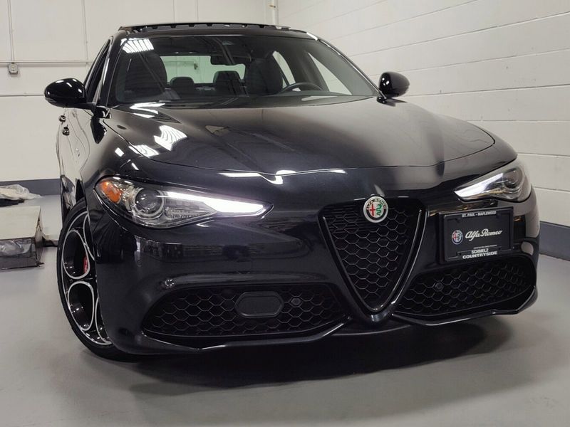 2023 Alfa Romeo Giulia Veloce Premium AWD w/Sunroof/NavImage 2