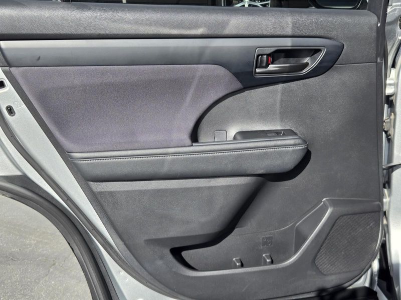 Used 2024 Toyota Highlander LE FWD (Natl)