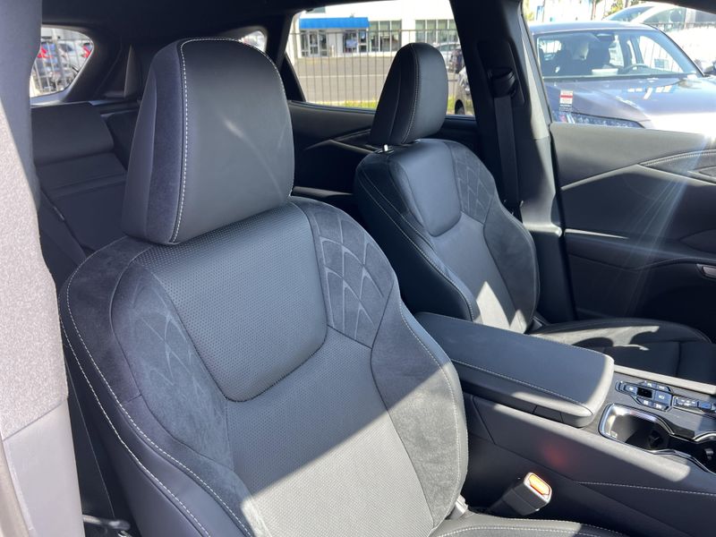 2025 Lexus RX 450h+ LuxuryImage 29