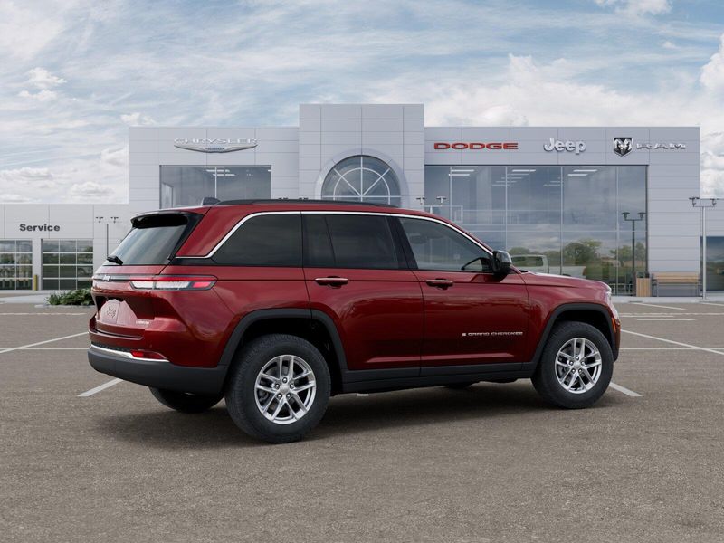 New 2025 Jeep Grand Cherokee Laredo X 4x4Image 18