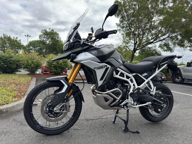 2024 Triumph Tiger 900 Rally Pro - KHAKI GREEN - PHANTOM BLACK 