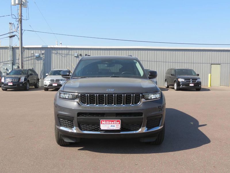 Used 2022 Jeep Grand Cherokee L Laredo 4x4 4dr SUVImage 7