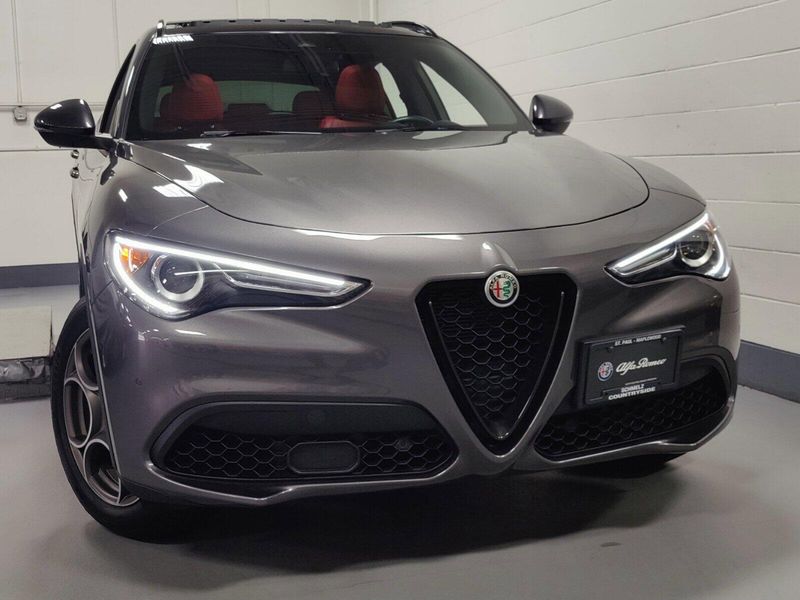 2022 Alfa Romeo Stelvio Sprint AWD w/Sunroof & Sport PkgImage 2