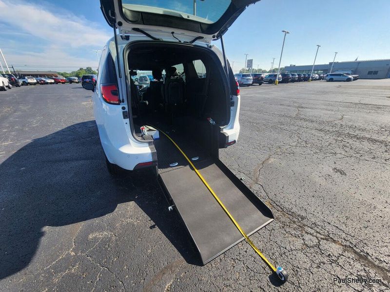 Used 2026 Chrysler Pacifica Select