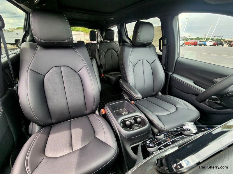 New 2026 Chrysler Pacifica Select