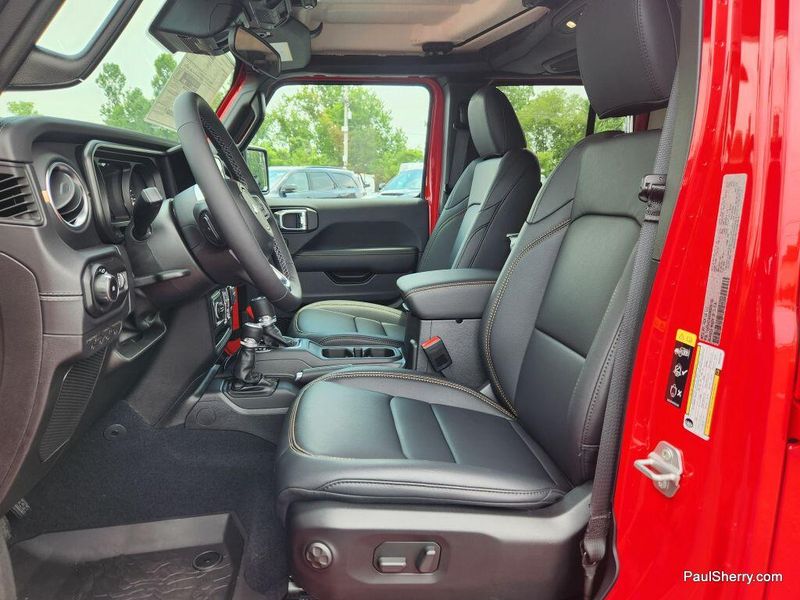 New 2025 Jeep Wrangler 4-door SaharaImage 31