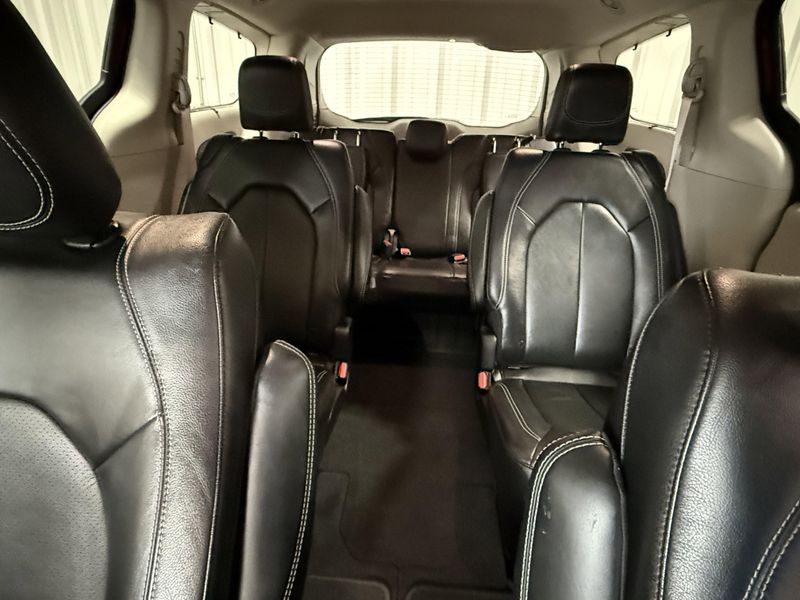 Used 2022 Chrysler Pacifica Touring LImage 23