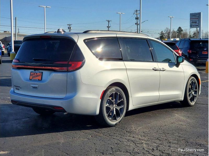 New 2026 Chrysler Pacifica Select