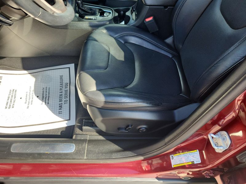 Used 2019 Jeep Cherokee LimitedImage 3