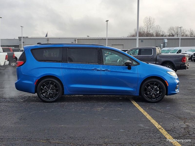 New 2026 Chrysler Pacifica Select