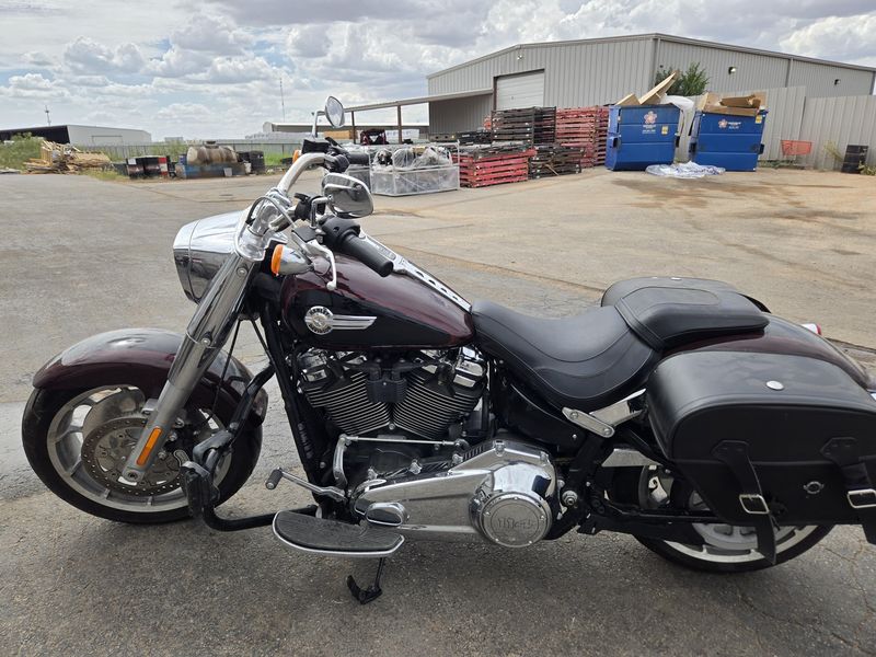 USED 2022 HARLEY SOFT TAIL FAT BOY 114 MIDNIGHT CRIMSON AND VIVID BLACK Image 4