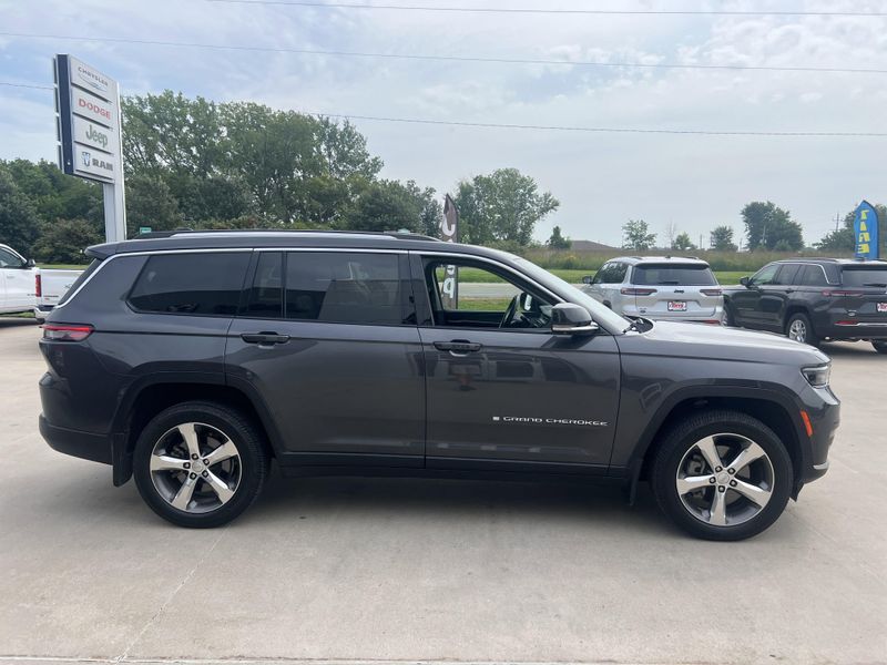 Used 2022 Jeep Grand Cherokee L LimitedImage 2