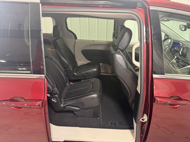 Used 2022 Chrysler Pacifica Touring LImage 9