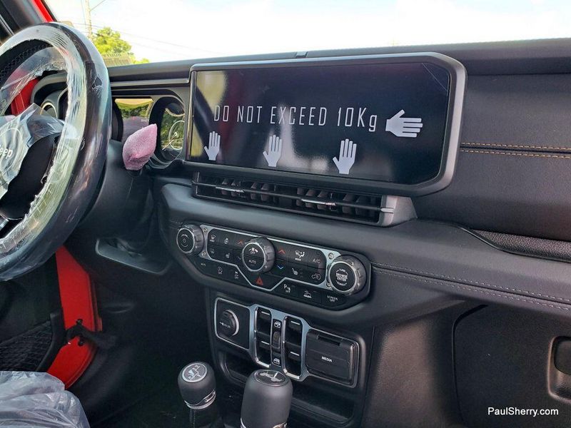 2025 Jeep Wrangler 4-door SaharaImage 9