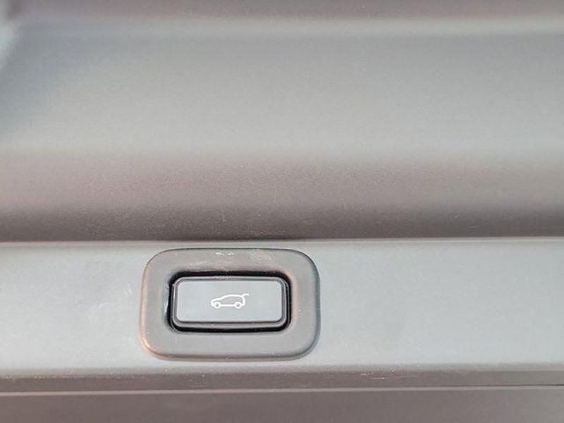 2023 Land Rover Range Rover SE photo 15