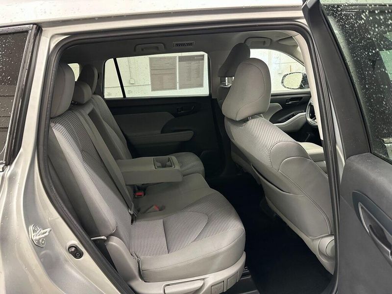 2022 Toyota Highlander LEImage 28