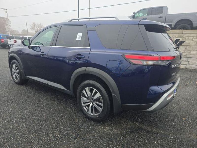 2023 Nissan Pathfinder SL photo 3