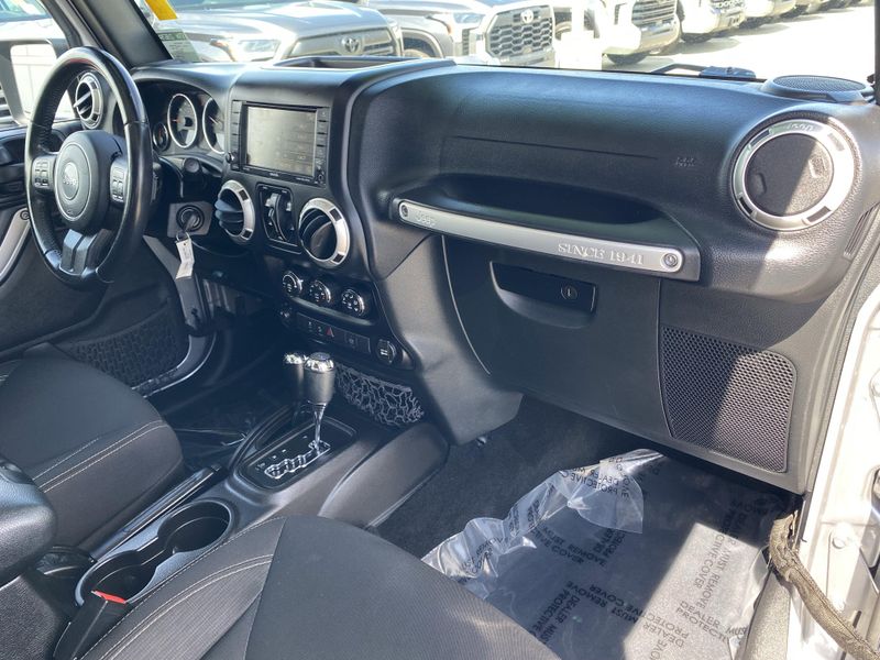 Used 2016 Jeep Wrangler Unlimited SaharaImage 9