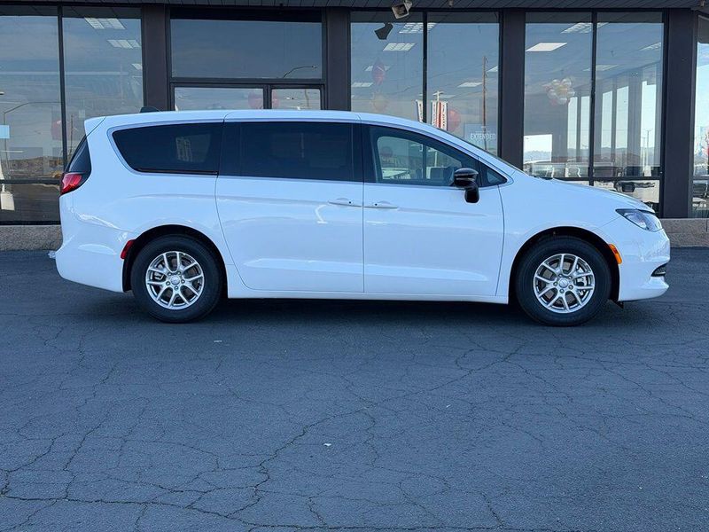 New 2027 Chrysler Pacifica LXImage 7