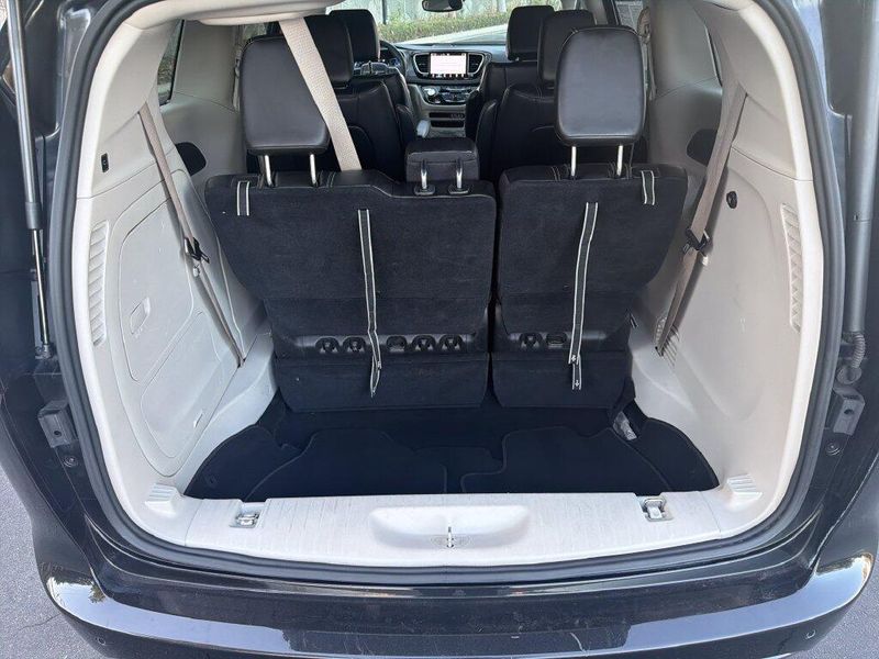 Used 2023 Chrysler Pacifica Hybrid Touring LImage 18