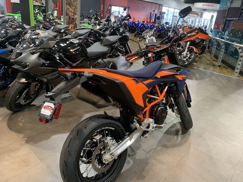 New 2026 KTM 690 SMC R Image 12
