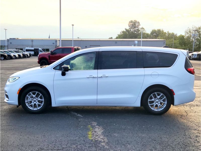 Used 2025 Chrysler Pacifica Select