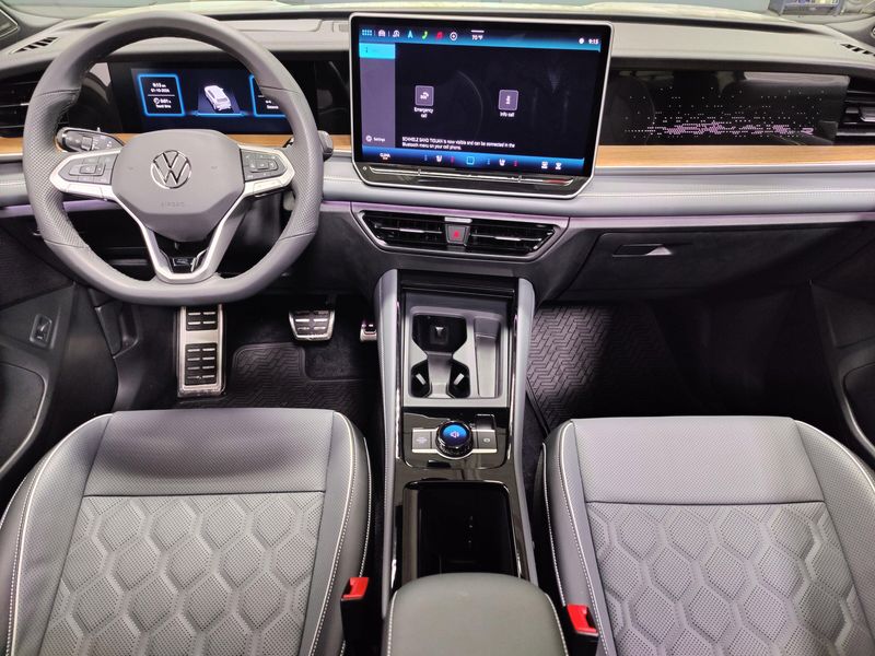 Used 2025 Volkswagen Tiguan SEL R-Line AWD w/Sunroof/NavImage 24