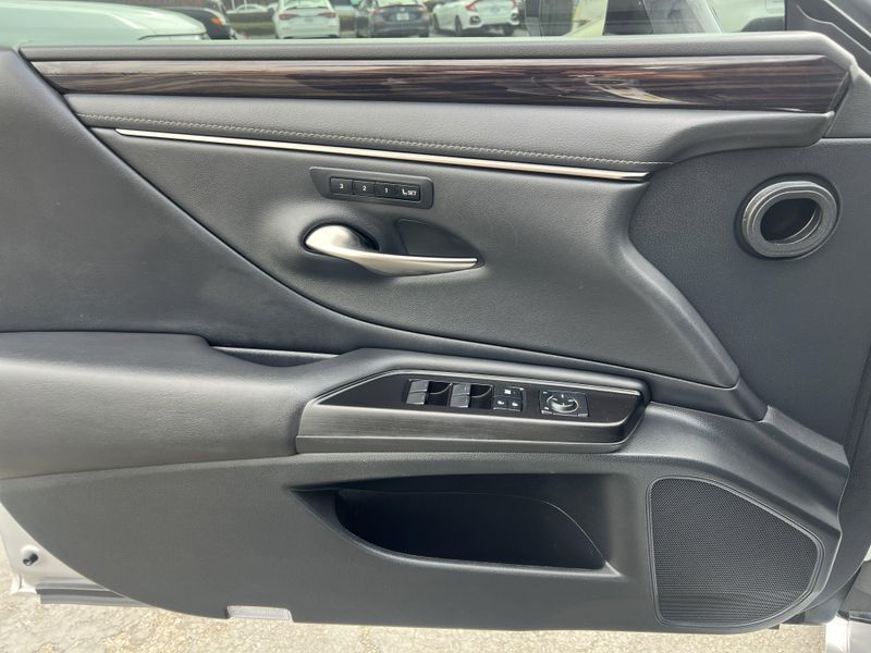 2019 Lexus ES 300hImage 5