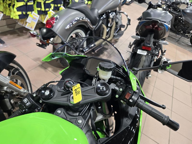 2025 Kawasaki NINJA ZX6R KRT EDITION LIME GREEN AND EBONY AND PEARL BLIZZARD WHITEImage 16