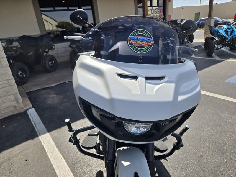 2020 Indian Motorcycle CHALLENGER DARK HORSE WHITE SMOKE Image 14