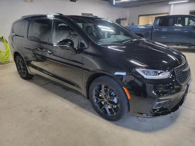 2026 Chrysler Pacifica Limited photo 2
