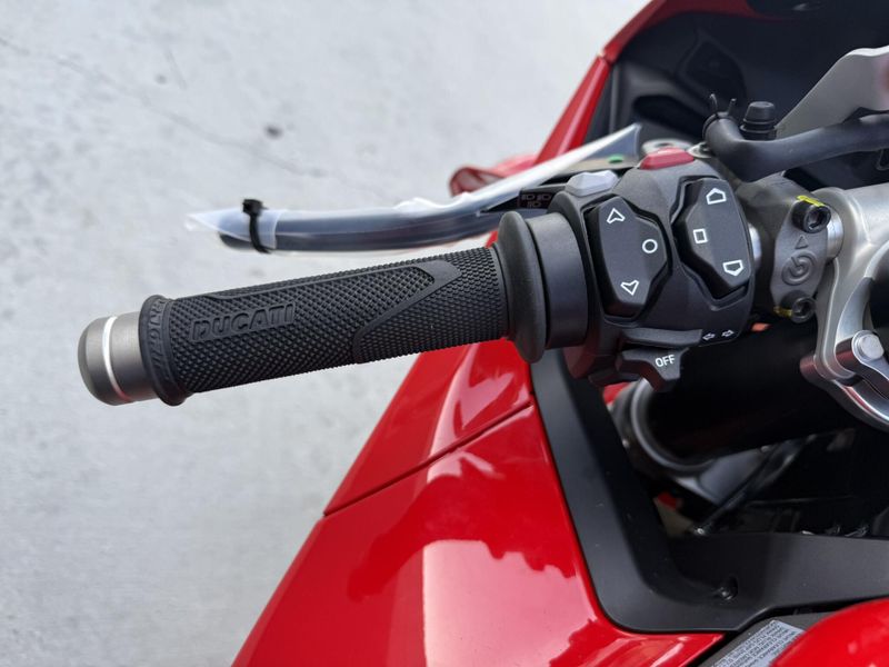 New 2025 Ducati PANIGALE V4 Image 3