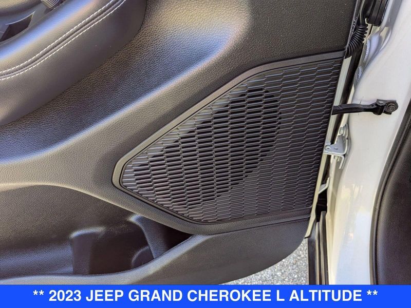 2023 Jeep Grand Cherokee Altitude photo 10