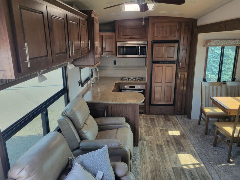 Used 2022 ARCTIC FOX 29-5K Image 10