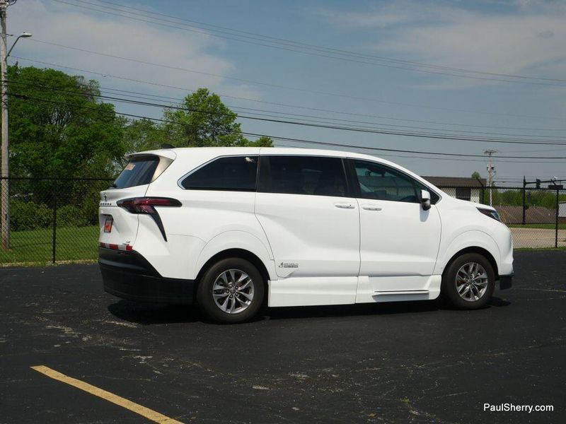 2022 Toyota Sienna Hybrid LEImage 31