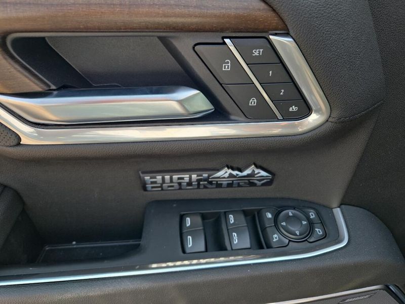 2025 Chevrolet Silverado High Country photo 8