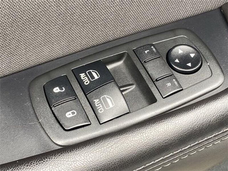 2018 Dodge Challenger SXTImage 21