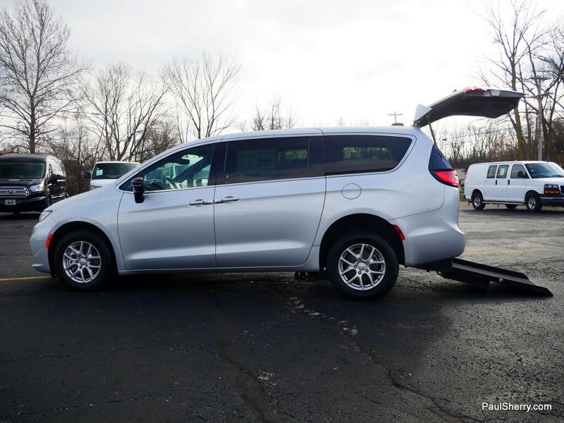 New 2026 Chrysler Pacifica Select