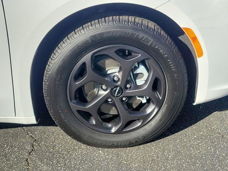 New 2023 Chrysler Pacifica Plug-in Hybrid Touring L