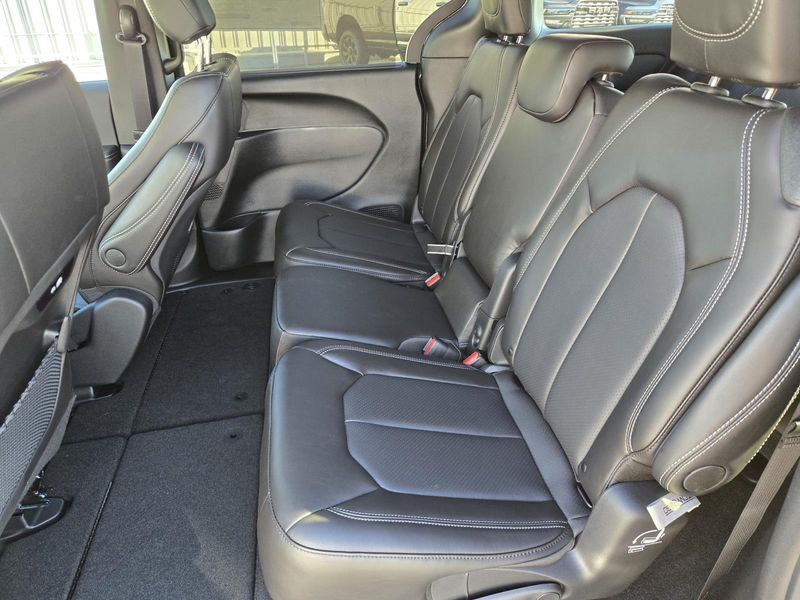 New 2026 Chrysler Pacifica Select FWD