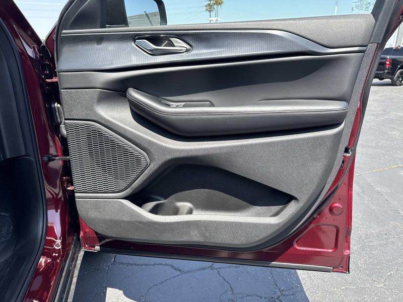 New 2026 Jeep Grand Cherokee Laredo 4x2