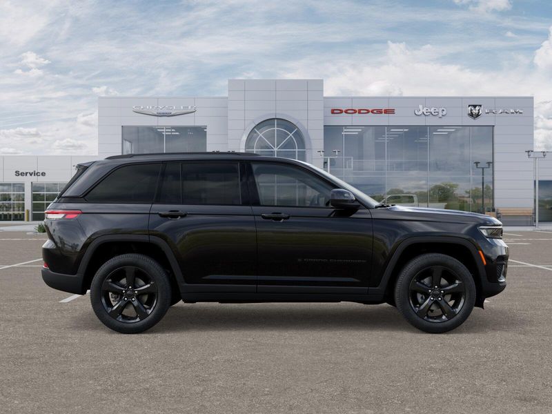 New 2025 Jeep Grand Cherokee Altitude 4x2Image 28