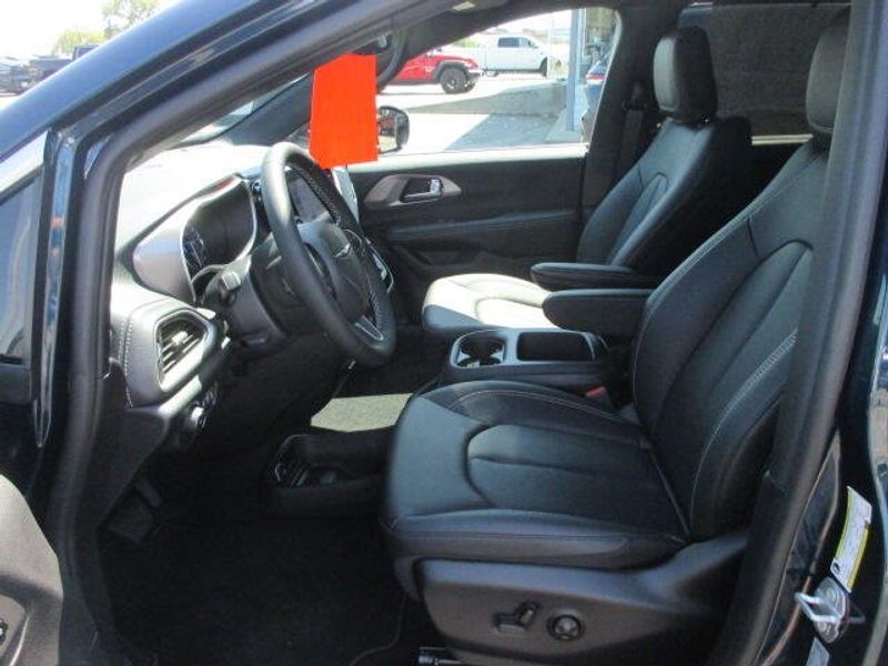 New 2025 Chrysler Pacifica SelectImage 15
