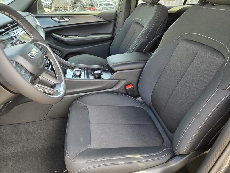 New 2026 Jeep Grand Cherokee Laredo 4x2